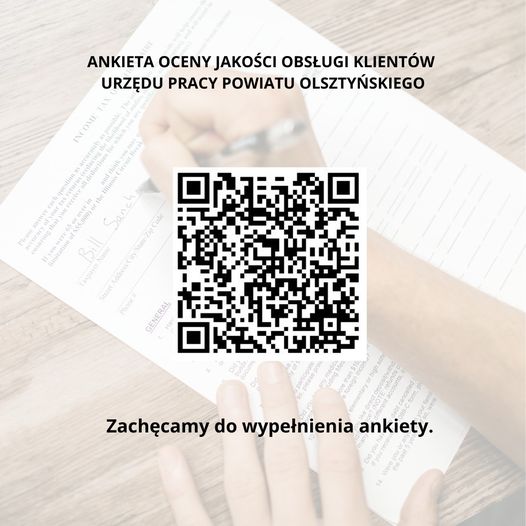 Kod QR do ankiety oceny jakości obsługi klientów Urzędu Pracy Powiatu Olsztyńskiego, w tle znajdują się ręce wypełniające ankietę.